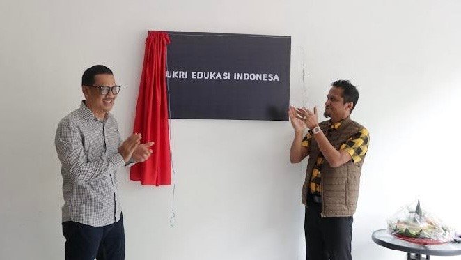 Launching Sukri Institute, Faisal: Sukri Itu Orang Ngomong Apa Maju Terus Kepala Dinas Komunikasi dan Informatika Kalimantan Timur (Diskominfo Kaltim) Muhammad Faisal menghadiri Launching Sukri Institute dan Ultah Insitekaltim.com ke-6 di S Cafe Jalan Untung Suropati Perum Karpotek Samarinda, Minggu (10/12/2023).