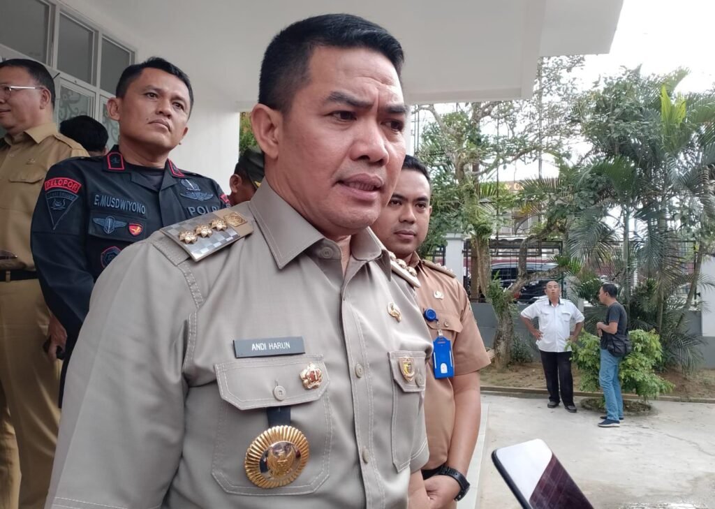 Andi Harun: Kasus Teroris Jadi Pelajaran, Warga Harus Bersatu Jaga Keamanan Wali Kota Samarinda, Kalimantan Timur (Kaltim) Andi Harun angkat bicara terkait penangkapan seorang yang diduga teroris di Jalan Lambung Mangkurat, RT 08, Kelurahan Pelita, Kecamatan Samarinda Ilir pada Jumat (1/12/2023).