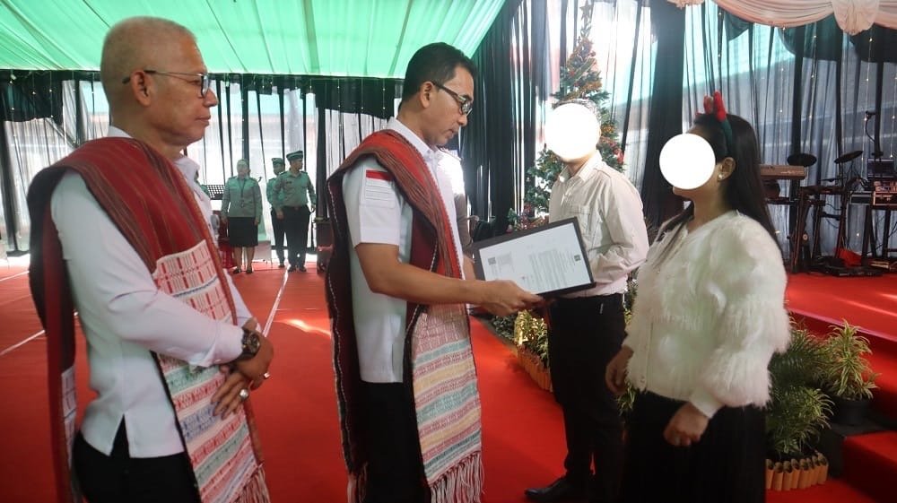 632 Warga Binaan Terima Remisi dan Pengurangan Masa Pidana pada Natal 2023 Kepala Kantor Wilayah (Kakanwil) Kementerian Hukum dan HAM (Kemenkumham) Kalimantan Timur (Kaltim) Gun Gun Gunawan, memimpin jalannya Penyerahan Remisi Khusus Bagi Narapidana dan Pengurangan Masa Pidana Khusus Bagi Anak Binaan pada Hari Natal Tahun 2023 di Rutan Kelas IIA Samarinda.