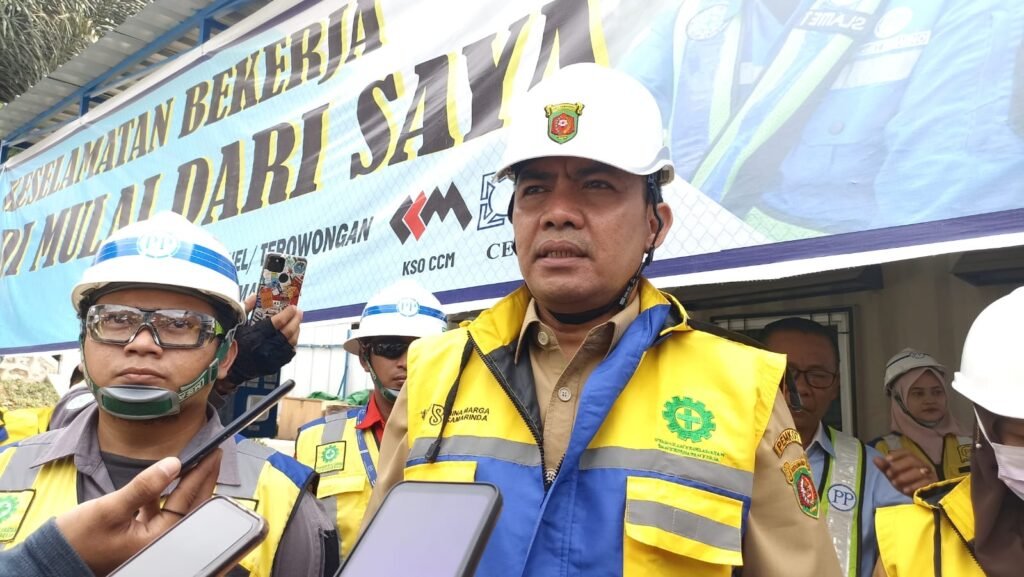 Proyek Terowongan Gunung Manggah, Andi Harun Optimis Capai 31,83 Persen Hingga Akhir Tahun Wali Kota Samarinda, Kalimantan Timur, Andi Harun bersama dengan tim Pemerintah Kota Samarinda melakukan pengecekan progres terowongan Gunung Manggah di Jalan Sultan Alimuddin, Senin (4/12/2023).