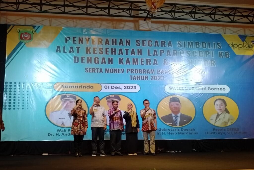 Pemkot Samarinda Serahkan Alat Laparoskopi Senilai 1,2 Miliar untuk RSUD IA Moeis Pemerintah Kota Samarinda bersama Badan Kependudukan dan Keluarga Berencana Nasional (BKKBN) Provinsi Kalimantan Timur telah menghadirkan inovasi kesehatan dengan menyerahkan alat kesehatan laparoskopi senilai Rp1,2 miliar kepada Rumah Sakit Umum Daerah Inche Abdoel Moeis (RSUD IA Moeis) Samarinda.