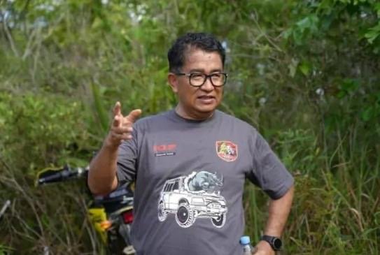 Bangun Bandara Pertama di Paser, Akmal Malik: Penumpang Kalsel Peluang Bagi Kaltim Penjabat (Pj) Gubernur Kalimantan Timur (Kaltim) Akmal Malik meninjau lokasi rencana pembangunan bandar udara (bandara) pertama di Kabupaten Paser yang akan mencover lima kabupaten di dua provinsi (Kalimantan Timur dan Kalimantan Selatan).