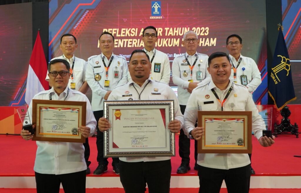 3 UPT di Kemenkumham Kaltim Raih Penghargaan Prestisius dalam Rakor Akhir Tahun Menutup rangkaian kegiatan Rakor Pengendalian Capaian Kinerja dan puncak acara Refleksi Akhir Tahun, Tiga Unit Pelaksana Teknis (UPT) di lingkungan Kantor Wilayah (Kanwil) Kementerian Hukum dan HAM (Kemenkumham) Kalimantan Timur (Kaltim) raih beberapa penghargaan.