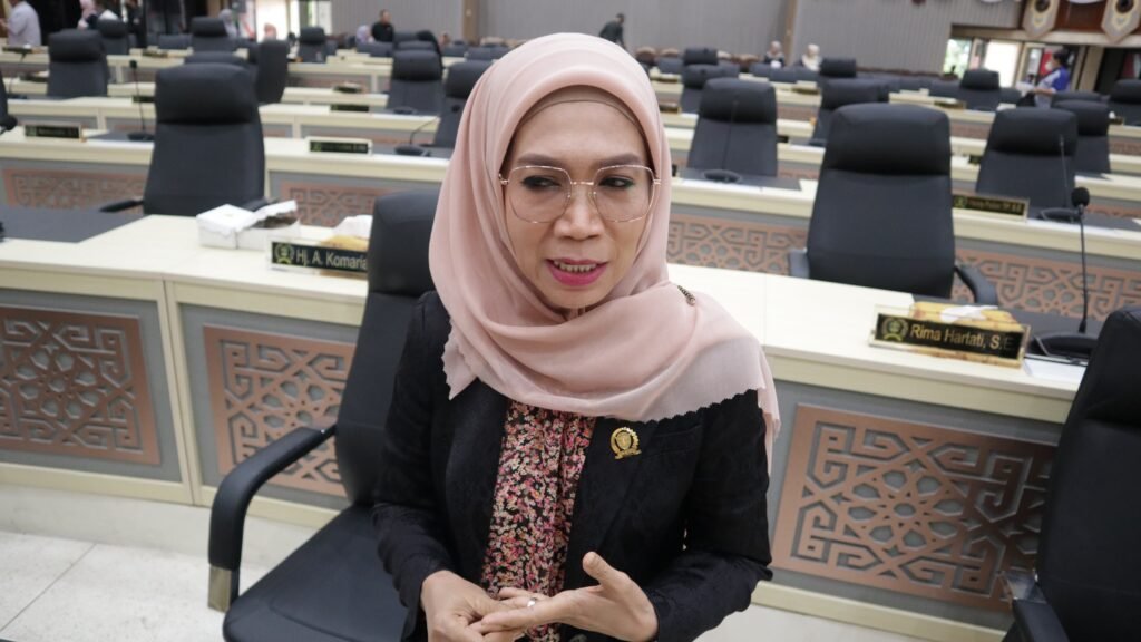 Peraturan Gubernur (Pergub) Kalimantan Timur (Kaltim) No 59 Tahun 2023 tentang Tata Cara Pemberian, Penyaluran dan Pertanggungjawaban Belanja Bantuan Keuangan Pemerintah Daerah menuai kritik dari anggota DPRD Provinsi Kaltim. Pergub tersebut dinilai menghambat aliran bantuan dari Pemprov Kaltim ke masyarakat.