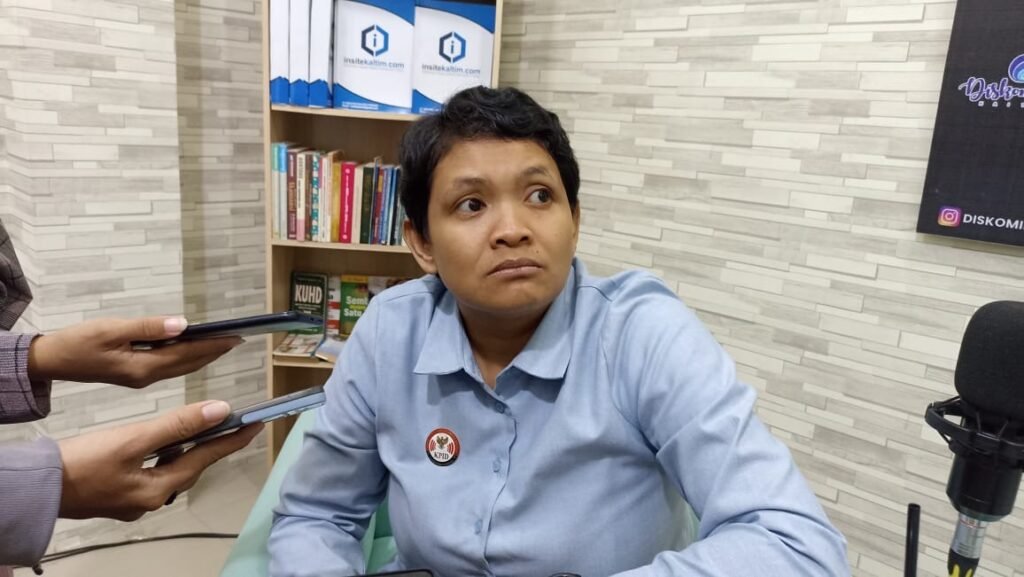 KPID Kaltim Raih Piala Anugerah KPI 2023, Adji: Terus Tingkatkan Kualitas Kinerja Lembaga Penyiaran Komisi Penyiaran Indonesia Daerah (KPID) Provinsi Kalimantan Timur (Kaltim) berhasil meraih Piala Anugerah KPI 2023, untuk kategori "KPI Daerah Inovatif dan Kolaboratif".