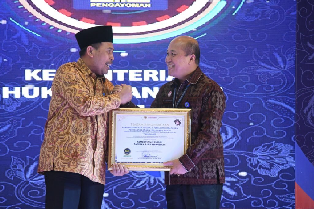 Sekali lagi, Kementerian Hukum dan Hak Asasi Manusia (Kemenkumham) menorehkan prestasi membanggakan. Kali ini penghargaan diraih dari Ombudsman RI dalam Penilaian Kepatuhan Penyelenggaraan Pelayanan Publik.
