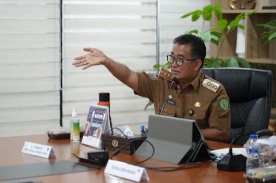 Distribusi BBM Tak Tepat Sasaran, Akmal Malik Ajak KPK Perkuat Pengawasan Penjabat (Pj) Gubernur Kalimantan Timur (Kaltim) Akmal Malik berkunjung ke Badan Pengatur Hilir Minyak dan Gas Bumi (BPH Migas) di Jakarta dalam rangka menanyakan penyebab antrean bahan bakar minyak (BBM) yang tak henti-hentinya.