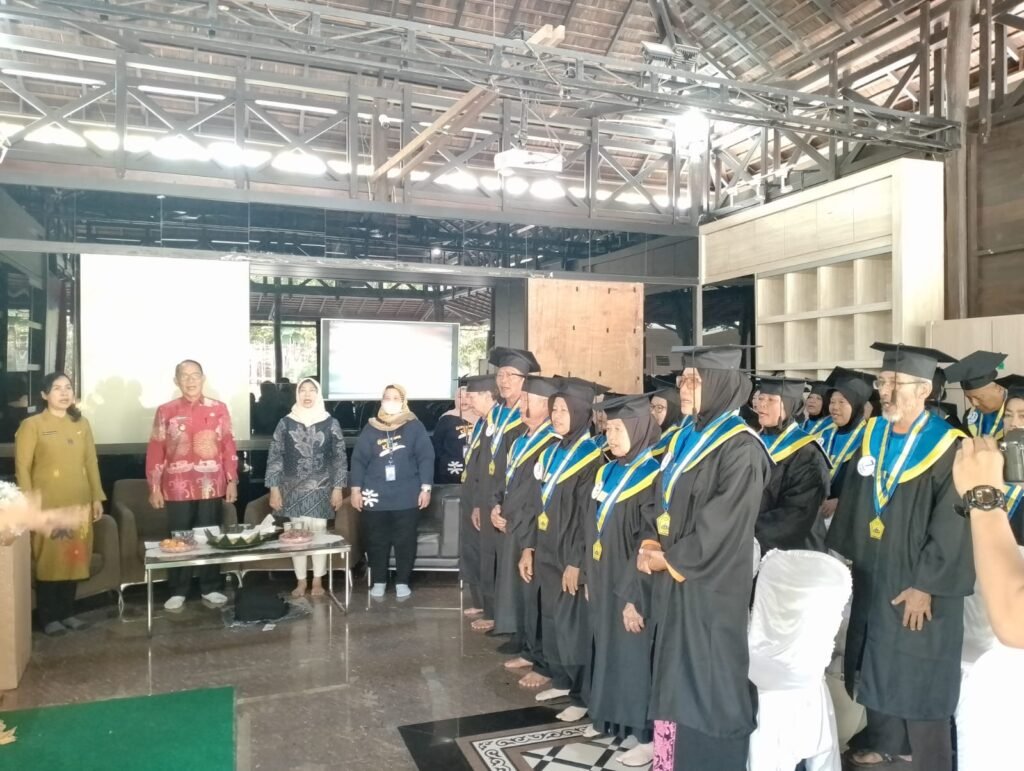 Wisuda Sekolah Lansia, Rusmadi Pesan Agar Lanjut Usia untuk Jaga Kesehatan dan Tetap Produktif Badan Kependudukan dan Keluarga Berencana Nasional (BKKBN) Provinsi Kalimantan Timur (Kaltim) menggelar Wisuda Ke-1 Sekolah Lansia Gema Lantang.