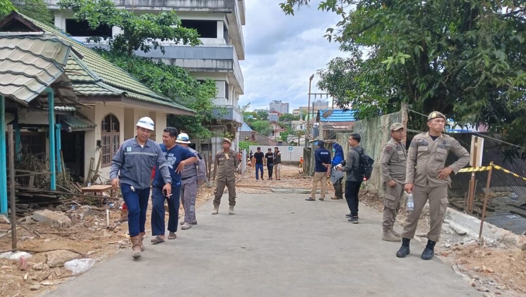 Prosedur Tak Lengkap, Pembongkaran Aset Pemprov Pembangunan Terowongan Dihentikan Kepala Biro Administrasi Pimpinan Setda Provinsi Kalimantan Timur (Kaltim), Syarifah Alawiyah menyebut Pemerintah Provinsi (Pemprov) menghentikan kegiatan pembongkaran pagar dan bangunan Rumah Sakit Islam Samarinda karena prosedur hukum yang belum dilengkapi.