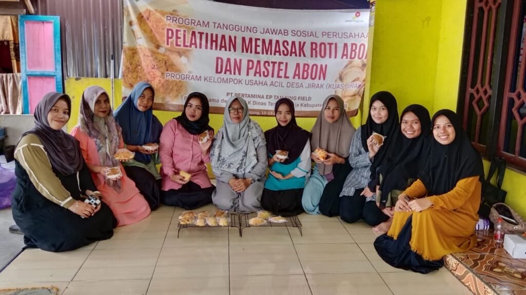 Pertamina Berdayakan Masyarakat Tabalong Melalui Program Kuas Jirak PT Pertamina EP (PEP) Tanjung Field sukses memajukan Desa Jirak sebagai pusat penghasil ikan tawar. Caranya melalui Program Kuas Jirak, sebuah inisiatif Corporate Social Responsibility (CSR)