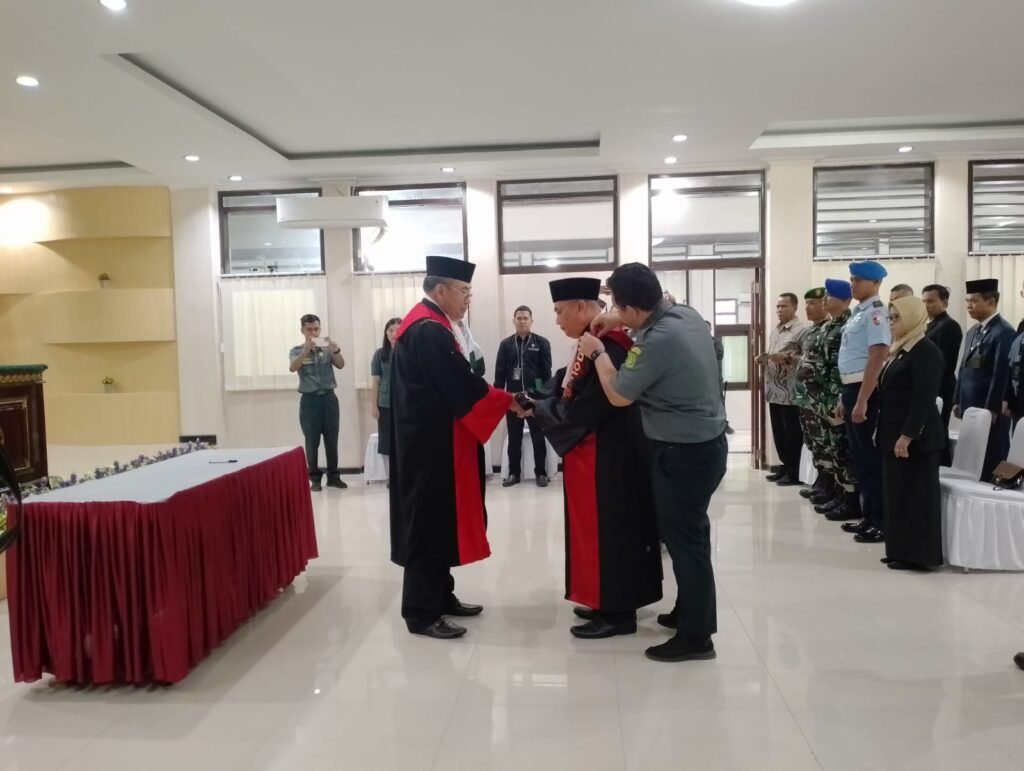Melalui Sidang Luar Biasa Pengambilan Sumpah dan Pelantikan, Didit Pambudi Widodo telah resmi dilantik sebagai Ketua Pengadilan Negeri Samarinda Kelas IA di Ruang Sidang I Pengadilan Tinggi Provinsi Kalimantan Timur (Kaltim), Rabu (3/1/2024).