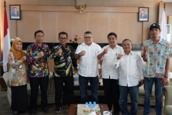 Lamin Adat Dayak Kutai Banjar Kembali Dibangun, Pj Gubernur: Jangan Acara di Hotel Penjabat (Pj) Gubernur Kalimantan Timur (Kaltim) Akmal Malik mengatakan Pemerintah Provinsi (Pemprov) Kaltim siap mendukung kelanjutan pembangunan Lamin Adat Dayak Kutai Banjar Provinsi Kaltim di Kawasan Kampus Universitas Mulawarman (Unmul) Gunung Kelua