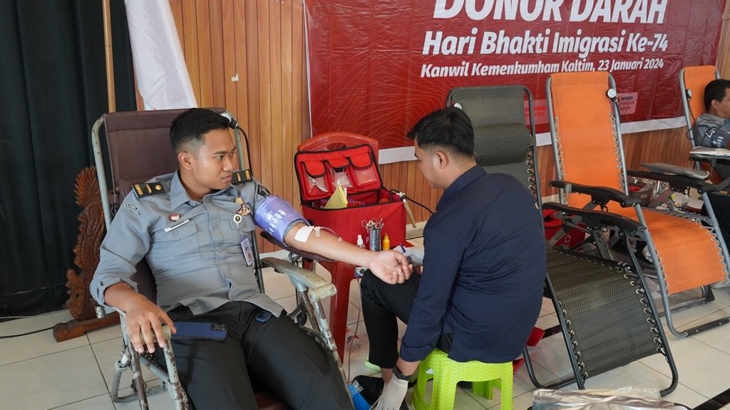 Rangkaian Hari Imigrasi, Kemenkumham Kaltim Gelar Donor Darah Kantor Wilayah Kemenkumham Kalimantan Timur (Kaltim( bersama Kantor Imigrasi Kelas I TPI Samarinda menggelar Donor Darah bertempat di Aula Belakang Kantor Wilayah kegiatan ini bekerja sama dengan Unit Donor Darah (UDD) PMI Kota Samarinda.