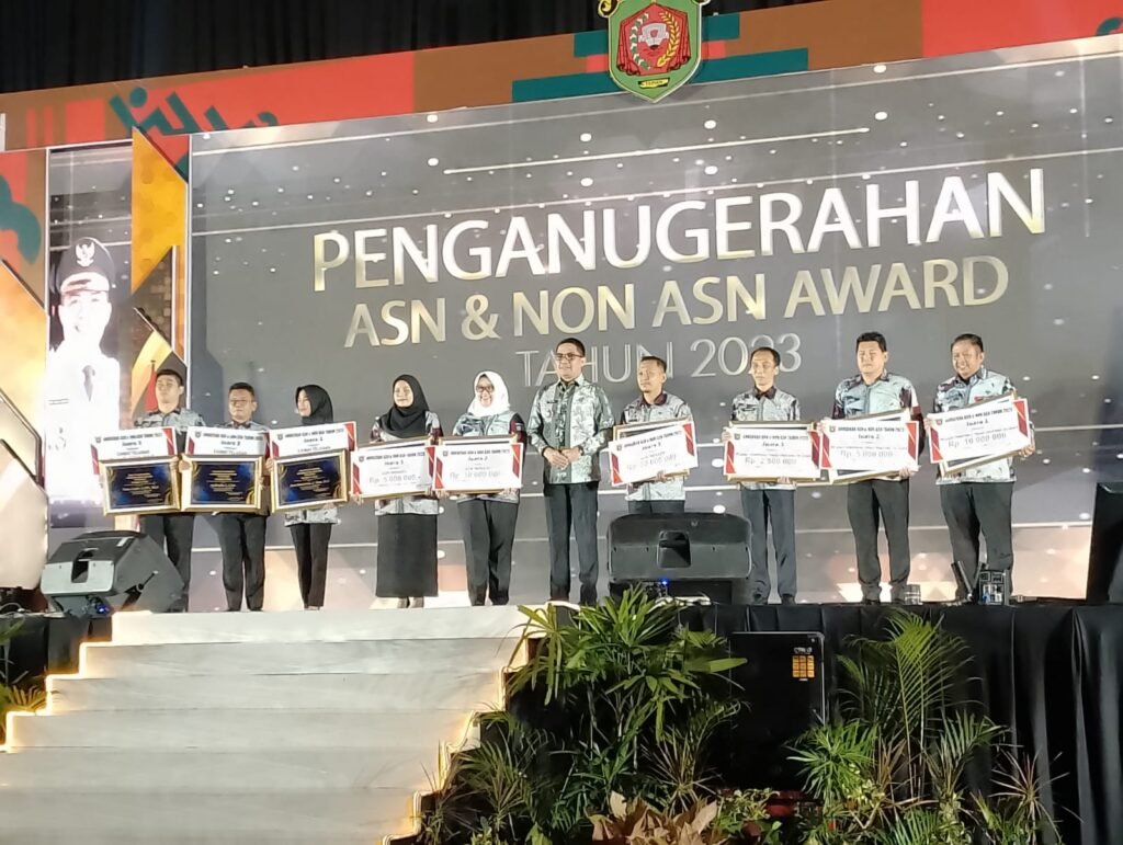 Pemerintah Kota Samarinda, Kalimantan Timur (Kaltim), gelar acara Penganugerahan ASN dan Non ASN Award sebagai wujud apresiasi pemkot pada kinerja di tahun 2023, Kamis (25/1/2024).