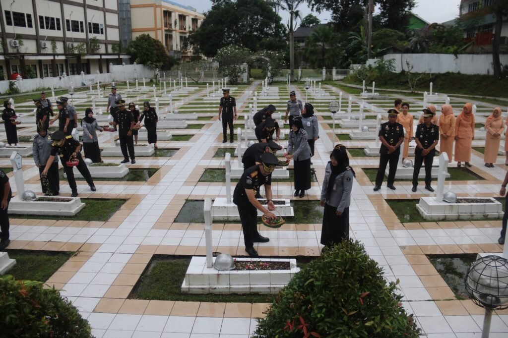 Momentum Haru, Kakanwil Kemenkumham Kaltim Tabur Bunga Sambut HBI ke-74 Peringatan Hari Bhakti Imigrasi (HBI) digelar dengan Upacara Tabur Bunga di Taman Makam Pahlawan (TMP) Kesuma Bangsa Samarinda.