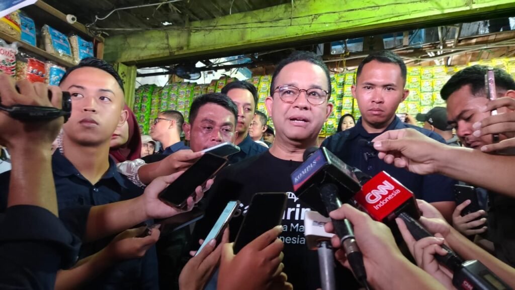 Calon Presiden nomor urut 01 Anies Rasyid Baswedan, mengunjungi pasar tradisional Kota Samarinda, Pasar Segiri, Kamis (11/1/2024).