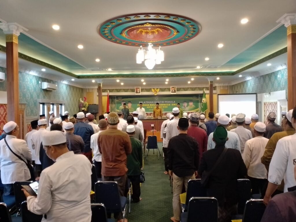 Dalam upaya mengembangkan SDM yang berkualitas dalam bidang keagamaan, Asisten I Pemerintahan dan Kesejahteraan Rakyat Kota Samarinda Ridwan Tasa membuka Pelatihan Khatib Pemula Dewan Masjid Indonesia (DMI) Kota Samarinda, Kalimantan Timur (Kaltim), Sabtu (6/1/2024).