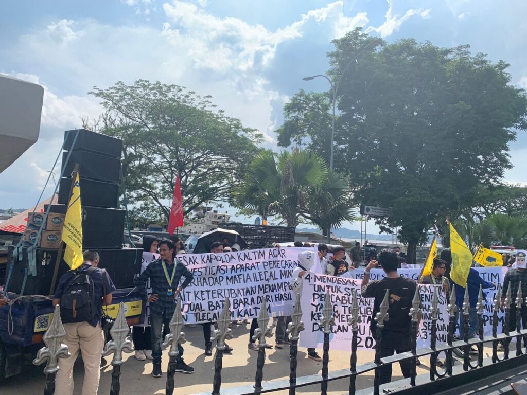 Mahasiswa Protes Minta Pemerintah Komitmen Atasi Tambang Ilegal Puluhan mahasiswa dari Aliansi Mahasiswa Penggerak dan Pembaharu menggelar aksi protes di depan Kantor Gubernur Kalimantan Timur, Kamis (4/1/2024),