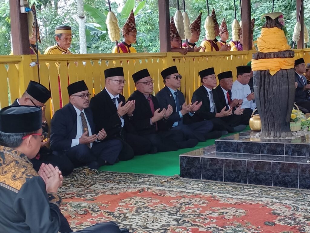 Memperingati HUT Kota Samarinda yang ke-356 dan HUT Pemerintah Kota (Pemkot) Samarinda yang ke-64, jajaran Pemkot berziarah ke makam La Mohang Daeng Mangkona, Jalan Abdul Rasyid, Kelurahan Masjid, Kecamatan Samarinda Seberang, Samarinda, Kalimantan Timur (Kaltim).