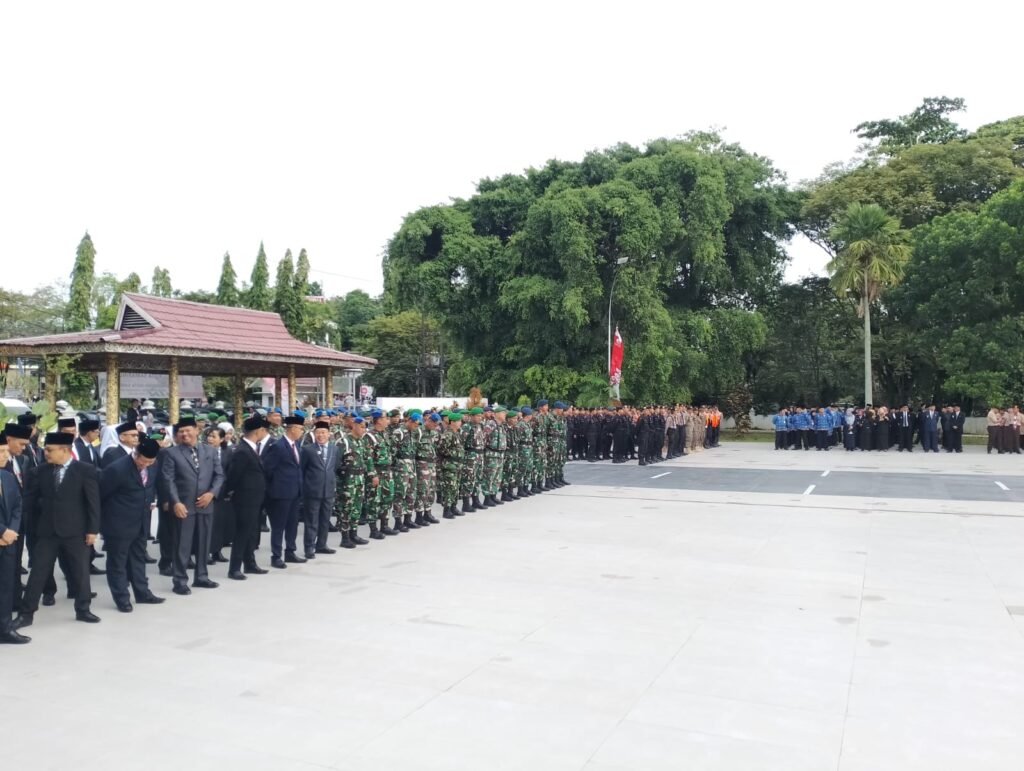 Andi Harun Ingatkan, Nikmat Saat Ini Hasil Perjuangan Pahlawan yang Tak Pernah Menyerah Pemerintah Kota (Pemkot) Samarinda menggelar upacara penghormatan dan ziarah ke Taman Makam Pahlawan (TMP) Kesuma Bangsa, Samarinda, Kalimantan Timur, Jumat (19/1/2024).