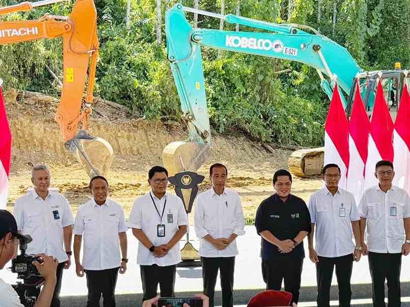 Jokowi di Penajam Paser Utara Kaltim, Akui Livin’ by Mandiri Sudah 23 Juta Penggunanya Bank Mandiri terus memperkuat fungsinya, sebagai agen pembangunan dalam mendukung pertumbuhan ekonomi.