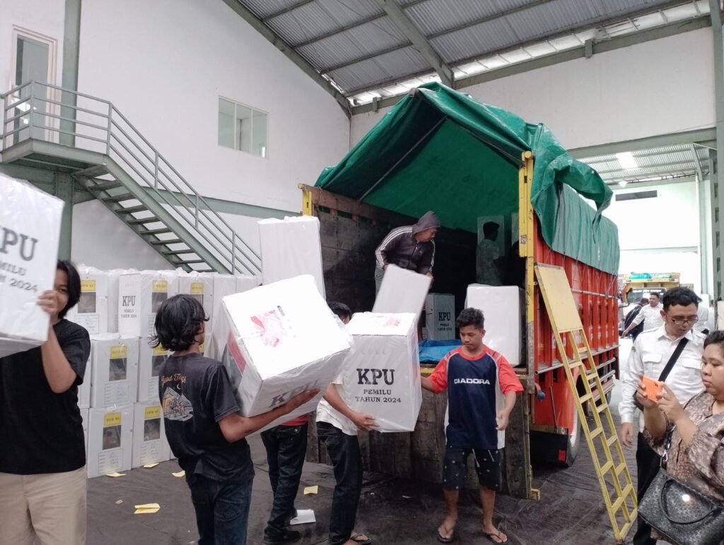 KPU Samarinda Siapkan 40 Armada untuk Pendistibusian Logistik Pemilu 2024 Komisi Pemilihan Umum (KPU) Kota Samarinda, Kalimantan Timur (Kaltim), memulai pendistribusian barang logistik Pemilu 2024 dari Gudang Logistik KPU Samarinda di Jalan Teuku Umar, Senin (12/2/2024).
