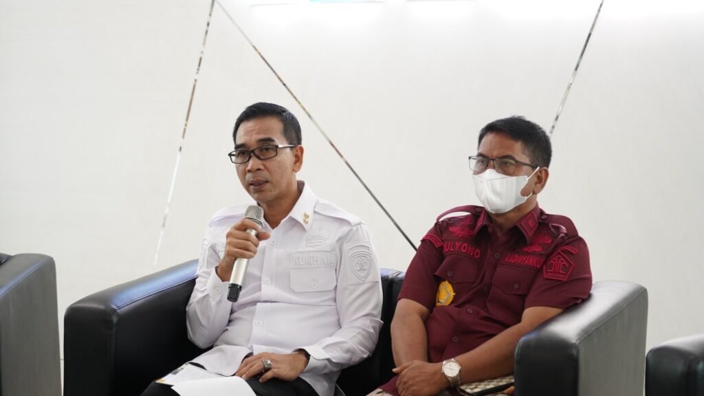 Gun Gun Gunawan Resmikan Layanan SAPA KAMI di MPP Balikpapan Kepala Kantor Wilayah Kementerian Hukum dan HAM (Kakanwil Kemenkumham) Kalimantan Timur, Gun Gun Gunawan meresmikan layanan inovatif "SAPA KAMI" di Mal Pelayanan Publik (MPP) Balikpapan di Gedung Kantor Dinas Penanaman Modal dan Perizinan Terpadu Kota Balikpapan