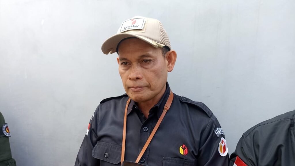 Ketua Bawaslu Samarinda Tegaskan PSU Memiliki Dasar Hukum yang Kuat Ketua Badan Pengawas Pemilihan Umum (Bawaslu) Kota Samarinda, Kalimantan Timur (Kaltim), Abdul Muin, menyampaikan keyakinannya bahwa pelaksanaan Penyelenggaraan Suara Ulang (PSU) di beberapa Tempat Pemungutan Suara (TPS), khususnya di Kelurahan Tenun Samarinda Seberang memiliki dasar hukum yang kuat.