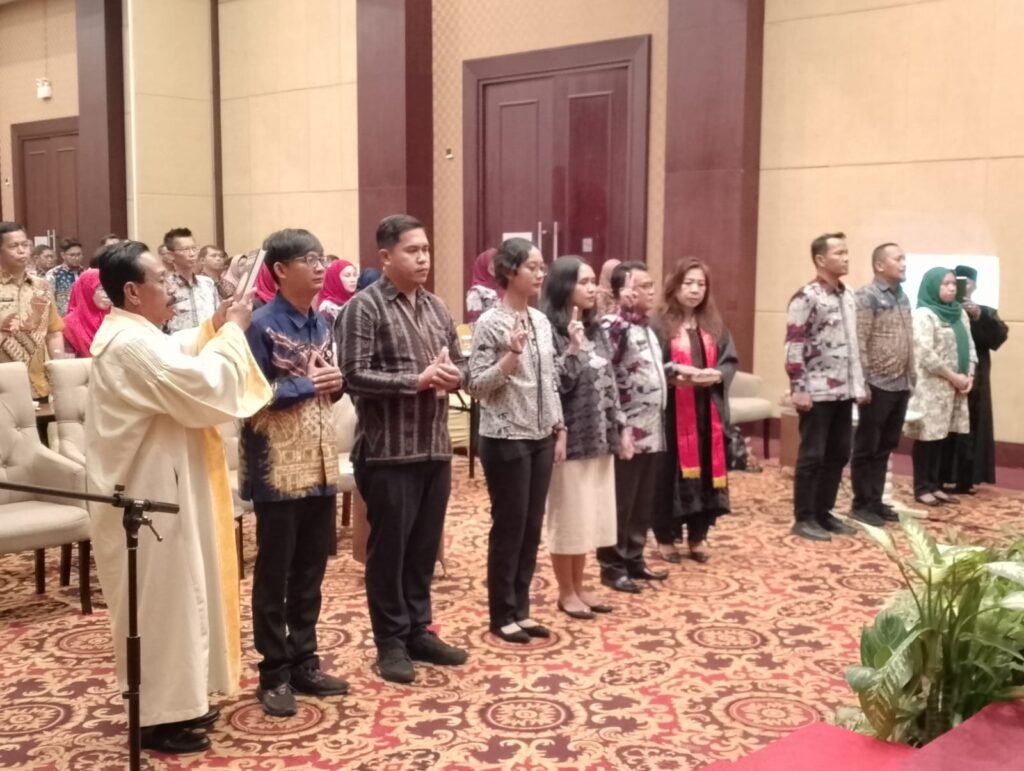 Panitia Ajudikasi, Satuan Tugas Fisik, Satuan Tugas Yuridis, dan Satuan Tugas Administrasi Pendaftaran Tanah Sistematis Lengkap (PTSL) Kota Samarinda Kalimantan Timur (Kaltim) resmi dilantik dan diambil sumpah, pada Kamis (1/2/2024).