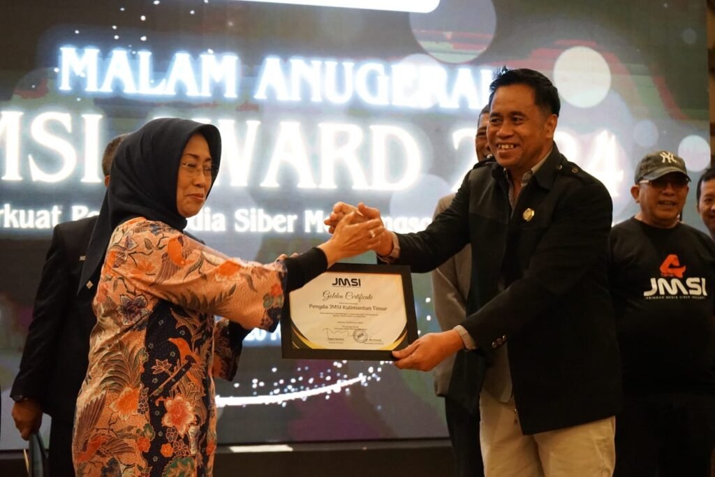 Pengda Kaltim Raih Penghargaan Gold Kedua JMSI Award 2024 Pengurus Daerah (Pengda) Jaringan Media Siber Indonesia (JMSI) Kalimantan Timur (Kaltim), berhasil meraih Gold kedua pada Malam Anugerah JMSI Award 2024 di Hotel Discovery Ancol Jakarta, Senin (19/2/2024).