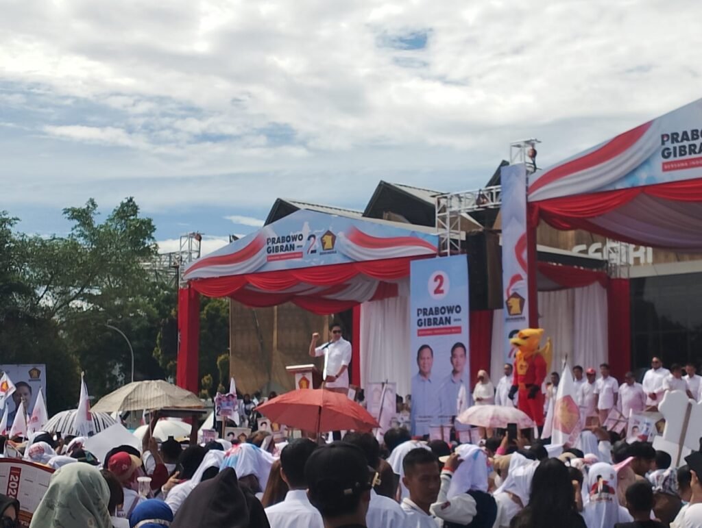 Kampanye Akbar Partai Gerindra, Budi Djiwandono Ajak Warga Dukung Prabowo Gibran Dalam upaya merayu hati warga Samarinda, Kalimantan Timur (Kaltim), Partai Gerindra menggelar Kampanye Akbar Partai Gerindra Menyambut Kemenangan di halaman GOR Segiri Samarinda, Senin (5/2/2024).