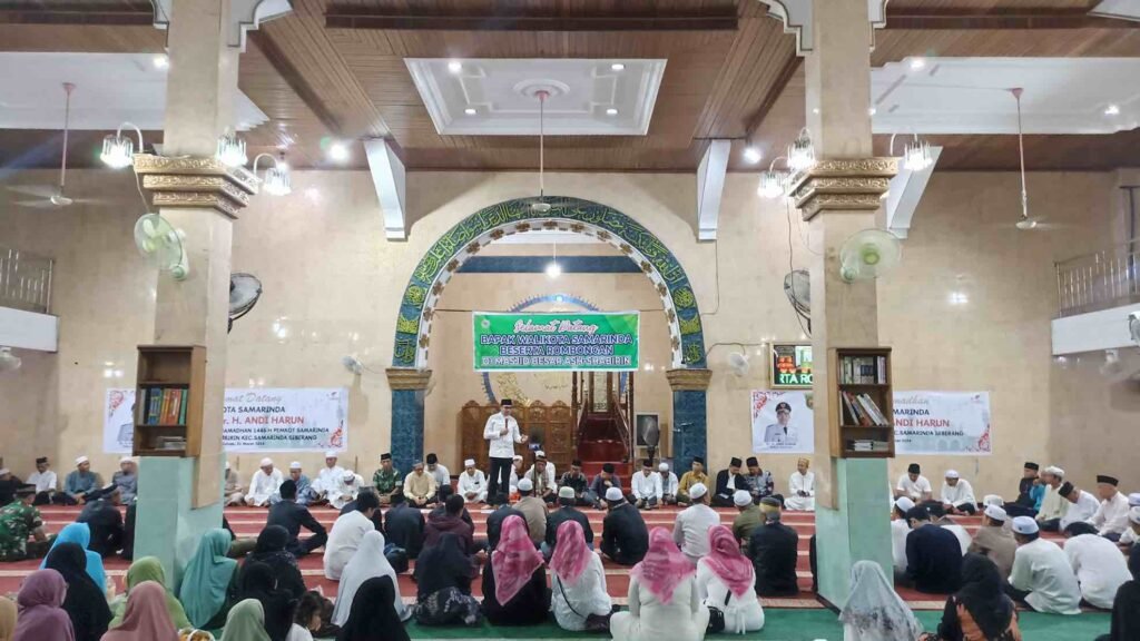 Safari Ramadan Ke-2, Pemkot Samarinda Rencanakan Rehabilitasi Masjid Ash Shabirin Wali Kota Samarinda Andi Harun, bersama jajaran Pemerintah Kota (Pemkot) Samarinda melakukan Safari Ramadan ke-2 di Masjid Ash Sahbirin, Jalan Bung Tomo, Kelurahan Sungai Keledang, Samarinda Seberang, Kalimantan Timur (Kaltim), Kamis (21/3/2024).