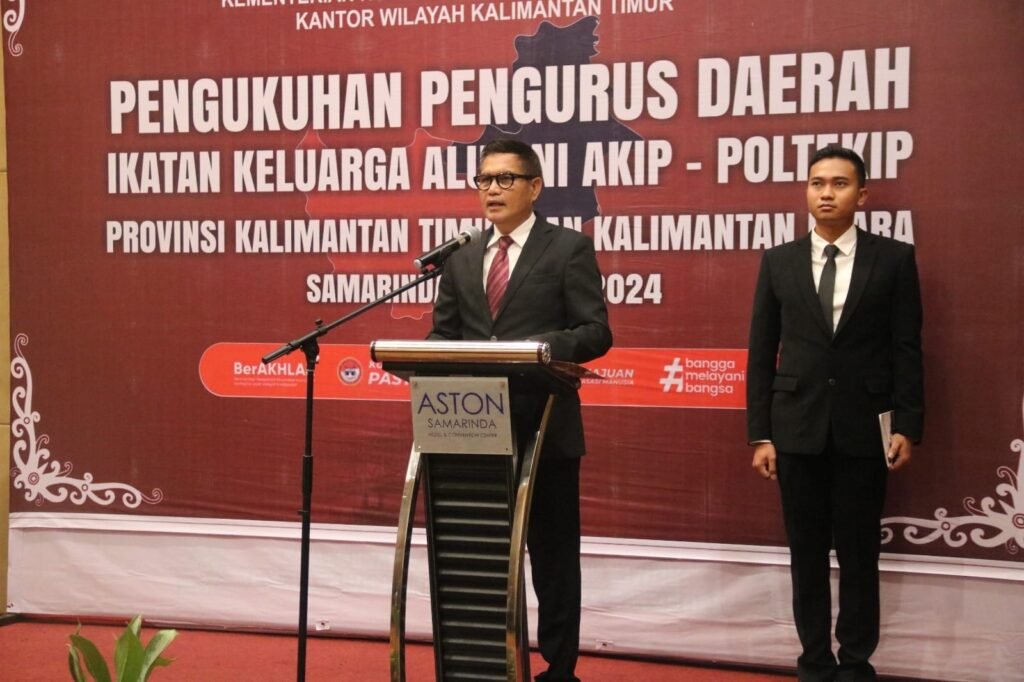 Kepala Badan Strategi Kebijakan Hukum dan HAM, Y Ambeg Paramatha, Ketua Ikatan Keluarga Alumni Akuntabilitas Kinerja Instansi Pemerintah (AKIP) Politeknik Ilmu Pemasyarakatan (POLTEKIP) mengukuhkan Pengurus Daerah Ikatan Keluarga Alumni AKIP Poltekip Provinsi Kaltimtara, di Hotel Aston, Samarinda, Rabu (6/3/2024).
