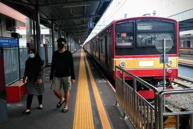 KAI Commuter Jabodetabek Layani Angkutan Lebaran dengan Bandung Raya, Yogyakarta dan Solo Perusahaan PT Kereta Api Indonesia (KAI) Commuter melayani pemudik lokal di wilayah operasional Jabodetabek dan Bandung Raya, Yogyakarta, Solo dan Surabaya.