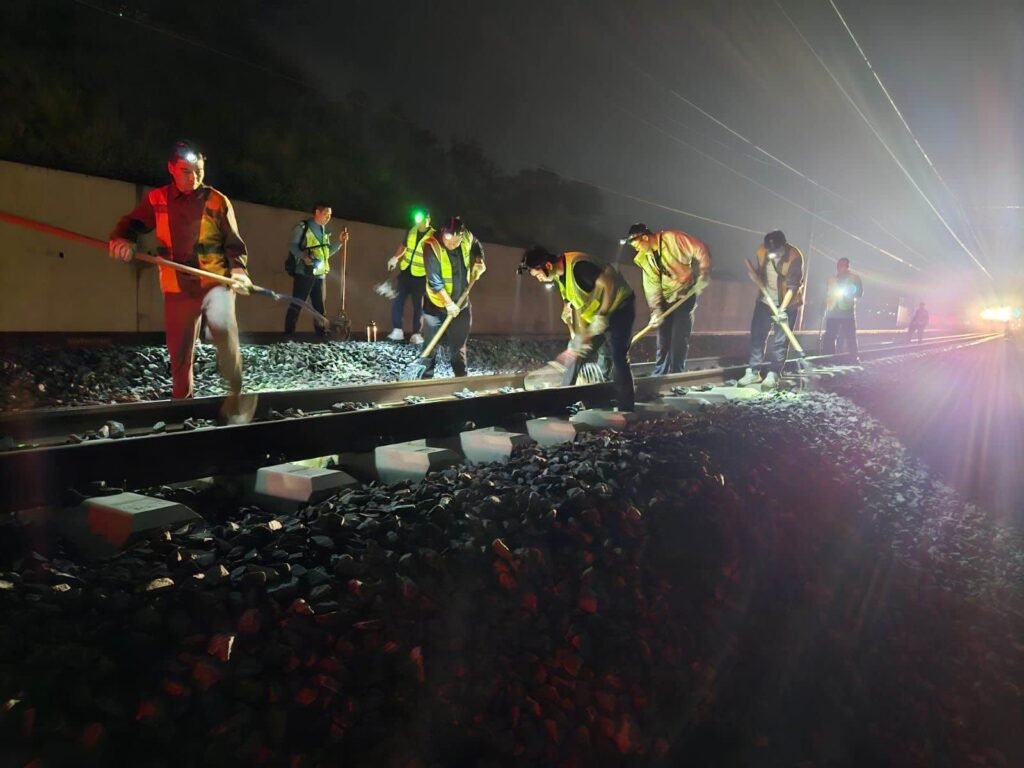 Menyambut moment angkutan lebaran 2024, Kereta Cepat Indonesia Cina (KCIC), melakukan berbagai kesiapan, untuk memastikan seluruh prasarana kereta dalam kondisi andal.
