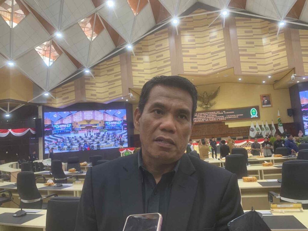 Anggota Komisi IV DPRD Provinsi Kalimantan Timur (Kaltim) Rusman Ya'qub mengaku miris melihat masifnya konflik lahan antara masyarakat adat dan investor dimana masyarakat adat menerima risiko penggusuran dari kebijakan investasi yang berkembang.