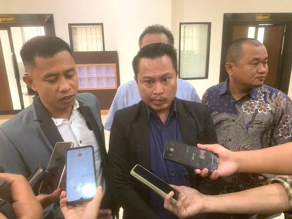 Banyak Kejanggalan, Kuasa Hukum Kematian di Kimia Farma Minta Kepolisian Dalami Kasus Kuasa Hukum kasus kematian di Gudang Apotek Kimia Farma Jalan Pangeran Hidayatullah Samarinda Tino Heidel Ampulembang menyebut banyak kejanggalan dari kematian kliennya.