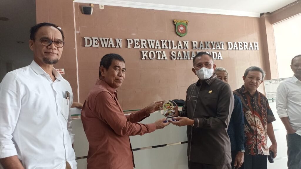 Kunjungan DPRD Barru Sulsel ke Samarinda, Dorong Kerja sama Investasi Antar Daerah Ketua Komisi I DPRD Kota Samarinda, Joha Fajal, menekankan pentingnya kerja sama antar daerah dalam bidang investasi untuk meningkatkan perekonomian.