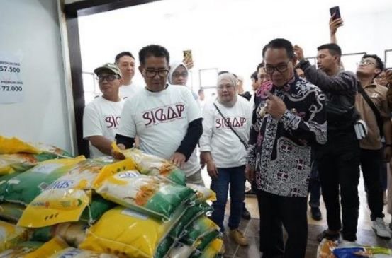 Harga Lebih Terjangkau, Akmal Malik Ingatkan Kios Sigap Bukan Kompetitor Penjabat (Pj) Gubernur Kalimantan Timur (Kaltim), Akmal Malik, mengingatkan para distributor agar tidak menganggap Kios Sigap (Siap Jaga Harga dan Pasokan) Pasar Segiri Samarinda sebagai kompetitor.
