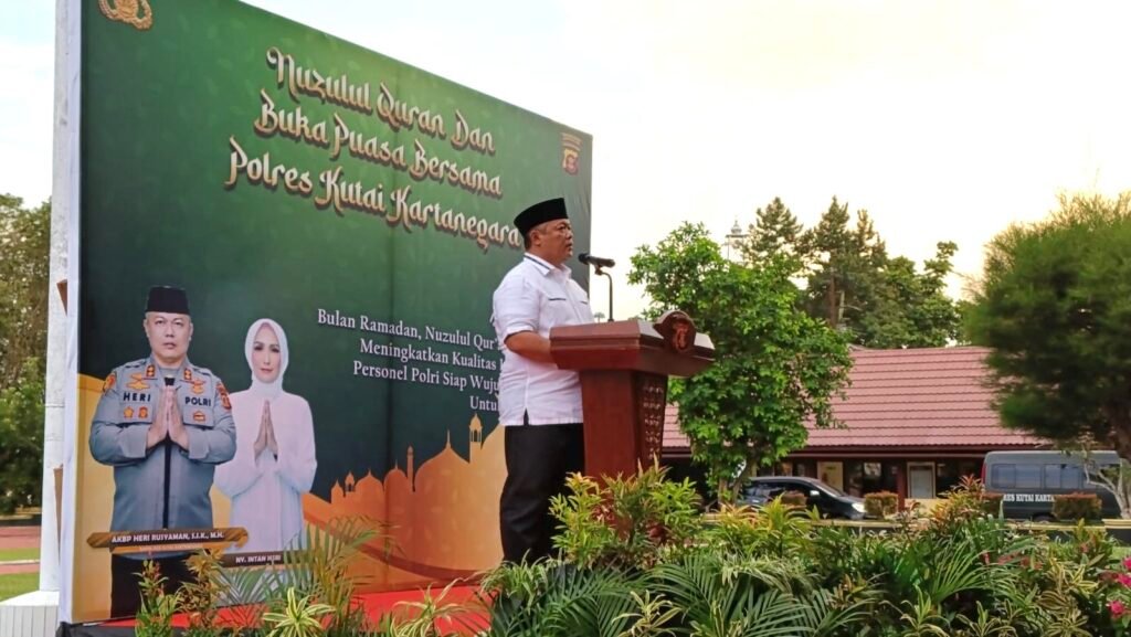 Peringati Nuzulul Quran, Polres Kukar Buka Puasa Bersama dan Santunan Anak Yatim Bertepatan 17 Ramadan 1445 Hijriyah, Polisi Resort Kabupaten Kutai Kartanegara (Kukar) Kalimantan Timur (Kaltim) mengadakan Peringatan Malam Nuzulul Quran dan Buka Puasa Bersama yang dirangkaikan dengan pemberian santunan untuk 35 orang anak yatim piatu.