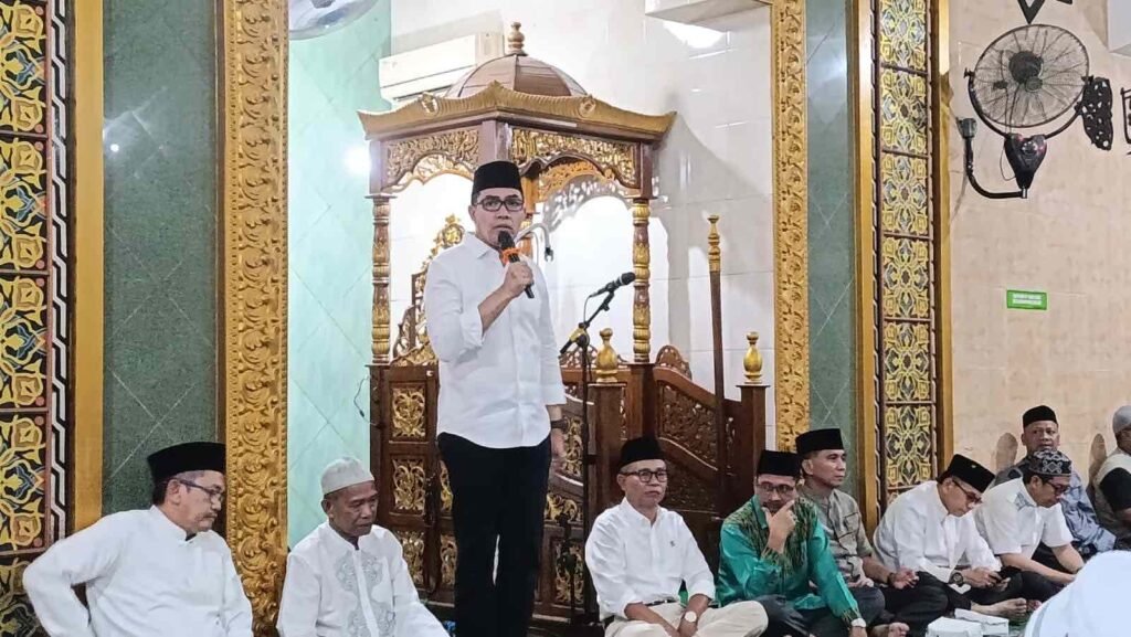 Andi Harun Menekankan 3 Indikator Taqwa saat Safari Ramadan di Masjid Asy Syifa Wali Kota Samarinda Kalimantan Timur (Kaltim) Andi Harun, bersama jajaran Pemerintah Kota Samarinda (Pemkot), menyelenggarakan acara Safari Ramadan dan buka bersama bersama warga di Masjid Asy Syifa Samarinda, Selasa (26/3/2024).