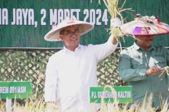 Petani Curhat ke Pj Gubernur, Kasih Kami Air Insyaallah Langsung Bercocok Tanam Penjabat (Pj) Gubernur Kalimantan Timur (Kaltim), Akmal Malik, mengapresiasi panen raya padi yang dilakukan Korem 091 ASN.