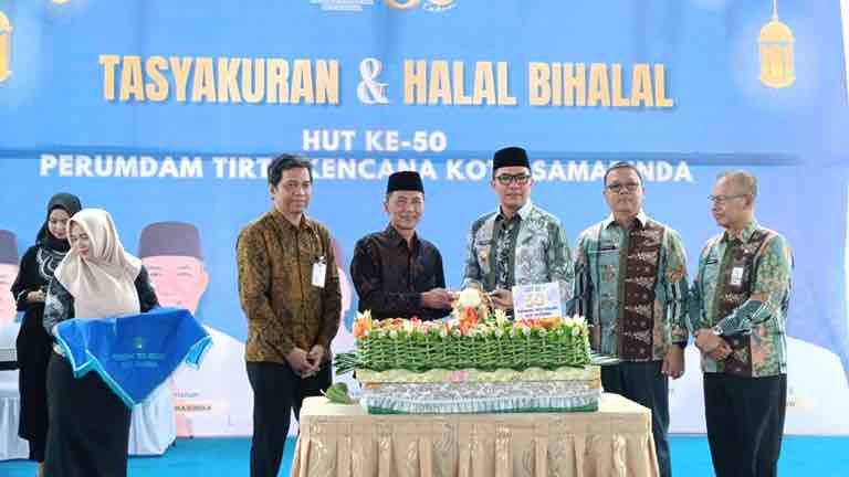 HUT Perumdam Tirta Kencana ke-50, Andi Harun Ajak Karyawan Tingkatkan Kinerja Wali Kota Samarinda Kalimantan Timur (Kaltim) Andi Harun hadir dalam acara Halalbihalal dan Tasyakuran Hari Ulang Tahun Perusahaan Umum Daerah Air Minum (Perumdam) Tirta Kencana Kota Samarinda, Kamis (18/4/2024).