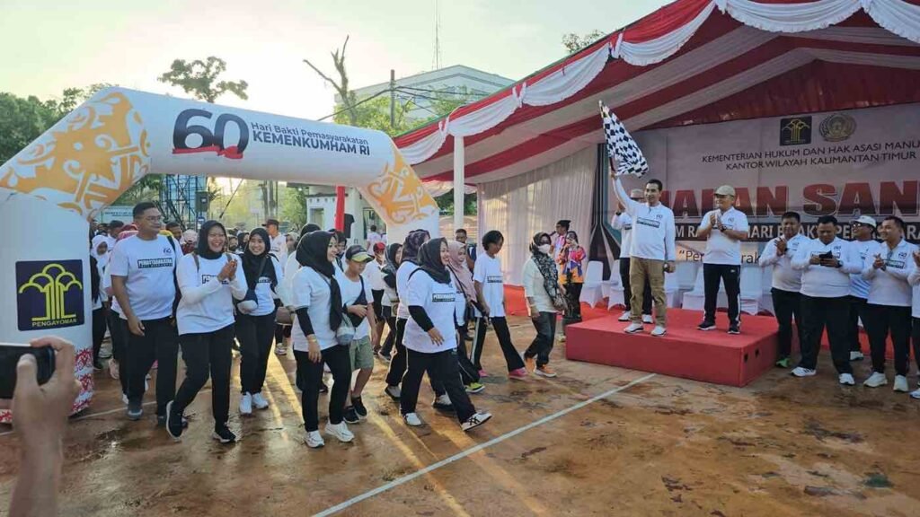 Puncak HBP ke-60, Kanwil Kemenkumham Kaltim Gelar Jalan Santai Bersama Jajaran Memeriahkan puncak Hari Bhakti Pemasyarakatan (HBP) Ke-60, Kanwil Kemenkumham Kalimantan Timur (Kaltim) mengadakan jalan santai bersama di halaman pepan kantor wilayah Kemenkumham Kaltim, Jumat, (26/04/2024).