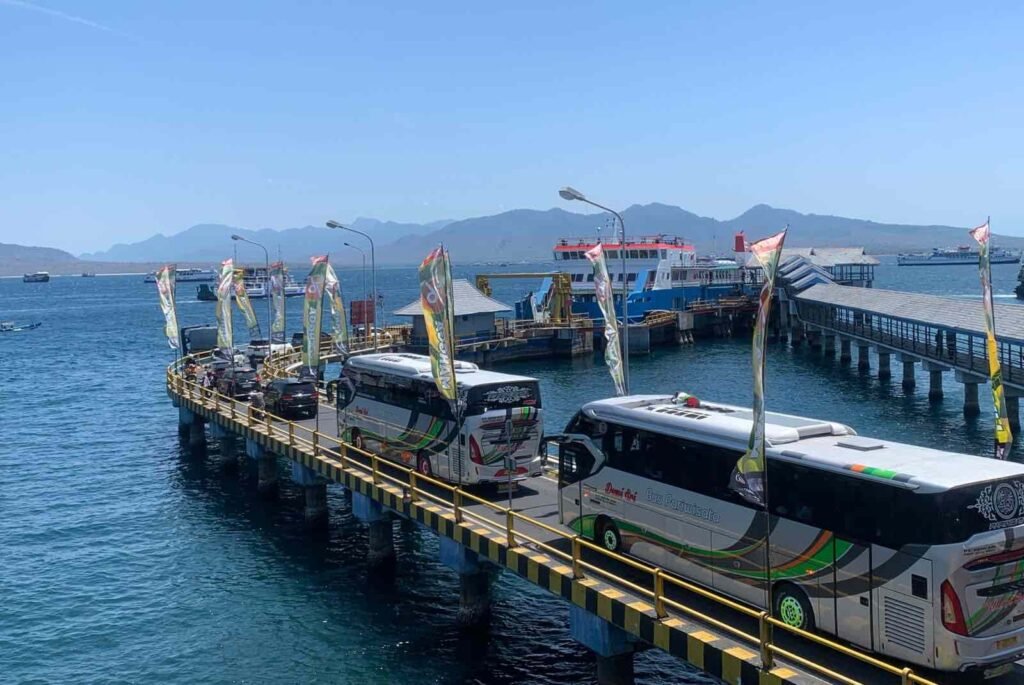 Pemudik Lebaran Mulai Bergerak ke Sumatera, ASDP Didominasi Kendaraan Pribadi Masyarakat yang mudik dengan angkutan Lebaran 2024, mulai bergerak dari Pelabuhan Merak menuju Sumatera meski belum signifikan.