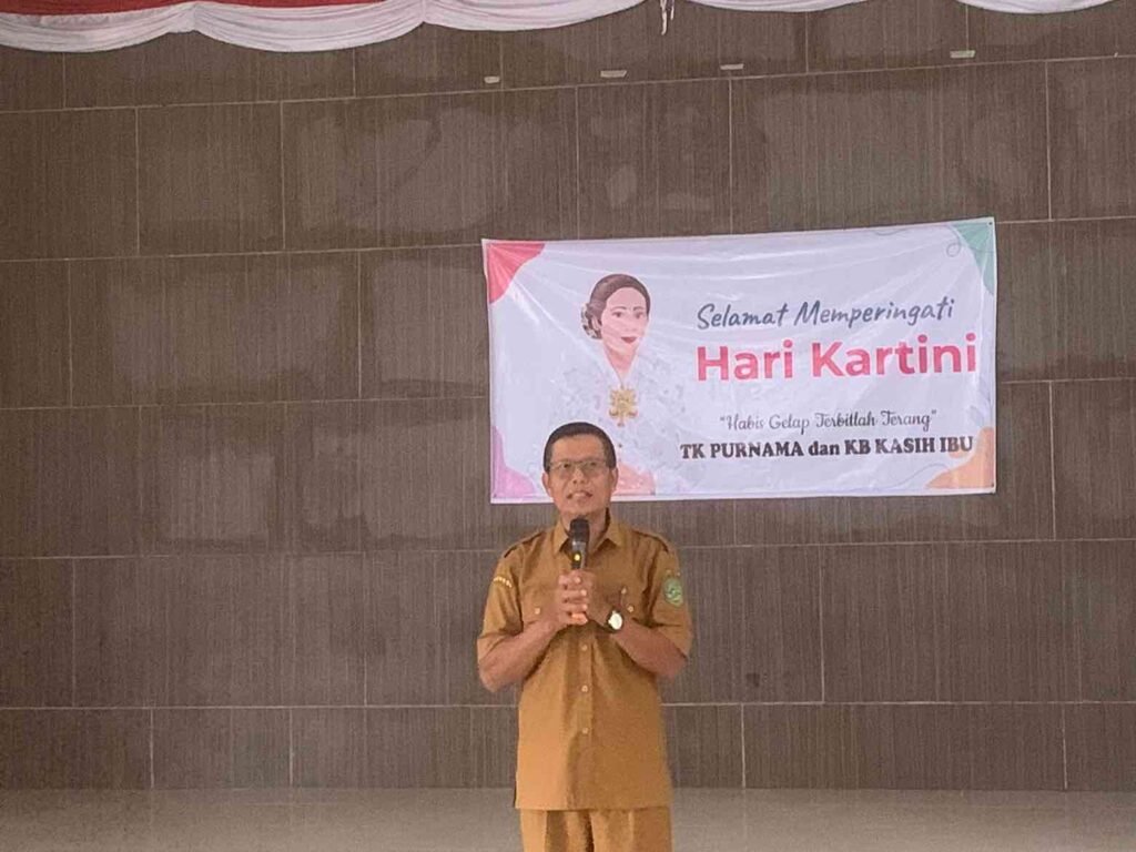 Tak Cukup Urusan Dapur, Kades Sebut Perempuan Juga Bisa Berwirausaha Kepala Desa (Kades) Perangat Selatan, Kukar Kaltim, Sarkono mengatakan momentum peringatan Hari Kartini yang jatuh setiap tanggal 21 April penting untuk memanamkan pengetahuan bagi anak-anak mengenai sejarah Kartini.