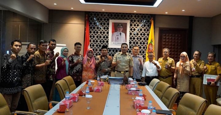 Persatuan Guru Honorer Kota Samarinda Temui Andi Harun, Ada Apa? Wali Kota Samarinda Kalimantan Timur (Kaltim) Andi Harun menerima kunjungan dari perwakilan Persatuan Guru Honorer Kota Samarinda di ruang rapat Wali Kota lantai II gedung Balai kota Samarinda, Senin (22/04/2024) sore.
