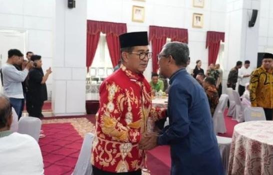Lebaran Kedua Gelar Open House, Pj Gubernur Tak Henti-Henti Silaturahmi Masih dalam momentum Hari Raya Idulfitri 1445 Hijriah, Penjabat (Pj) Gubernur Kalimantan Timur (Kaltim) Akmal Malik menggelar open house di Pendopo Odah Etam, Jalan Gajah Mada Samarinda, Kamis (11/4/2024).