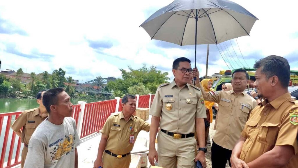 Saat perjalanan inspeksi mendadak (Sidak) Wali Kota Samarinda Kalimantan Timur (Kaltim) Andi Harun menemukan beberapa spanduk iklan rokok yang terpasang di Area Pasar Segiri.