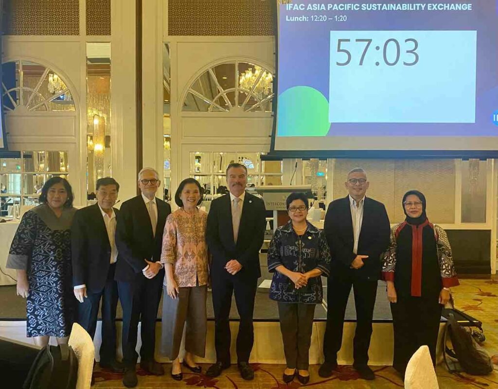 Hadir di Forum Internasional, OJK Sampaikan Upaya Peningkatan Tata Kelola Industri Jasa Keuangan Dalam meningkatkan tata kelola industri jasa keuangan, Otoritas Jasa Keuangan (OJK) terus berupaya mendorong penguatan peran profesi penunjang sebagai bagian dari implementasi three lines model.